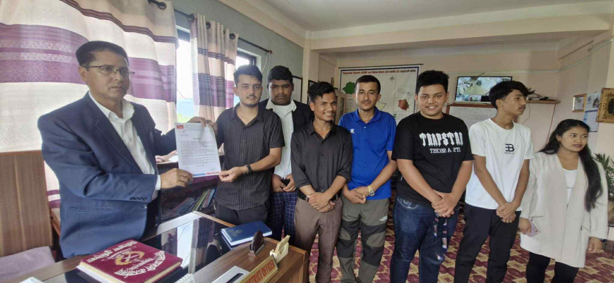 बसभाडामा ४५% छुट कार्यान्वयनको माग गर्दै अनेरास्ववियु सिन्धुपाल्चोकले प्रजिअलाइ बुझायो ५ बुँदे ध्यानाकर्षण पत्र