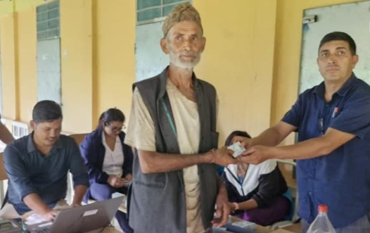 टोल टोलमै पुगेर सेवा प्रदान गर्दै स्थानीय जनप्रतिनिधि